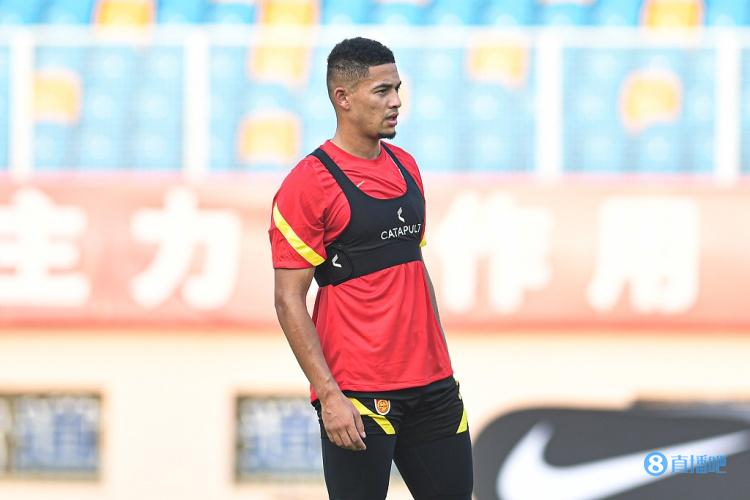 粤媒：方昊、蒋光太可与俱乐部会合，余下大部分国脚留海口酒店